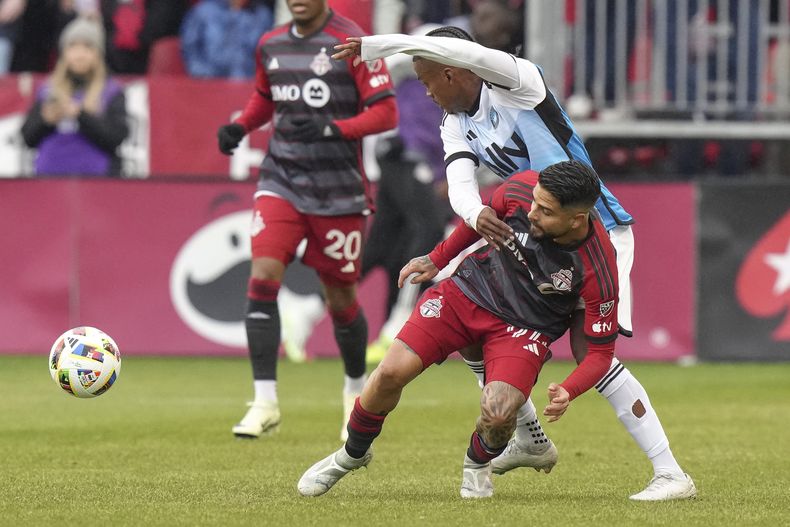El italiano Lorenzo Insigne, del Toronto FC, disputa el balón con el colombiano Kerwin Vargas, en el primer tiempo del duelo del sábado 9 de marzo de 2024 (Chris Young/The Canadian Press via AP)