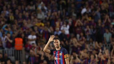Sergio Busquets, de Barcelona, dice adiós a los fanáticos después de su último partido en casa al final del encuentro de la liga española contra Mallorca en el estadio Camp Nou en Barcelona, España, el domingo 28 de mayo de 2023. Busquets fue contratado por el Inter de Miami, de la MLS, donde jugará con su excompañero en el Barcelona, Lionel Messi. (AP Foto/Joan Monfort)