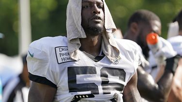 ARCHIVO- El entonces linebacker de los Jaguars de Jacksonville, Rashod Berry, se refresca mientras toma un descanso durante un entrenamiento de la NFL, el sábado 30 de julio de 2022, en Jacksonville, Florida. La NFL suspendió a tres jugadores de forma indefinida por infringir la política de apuestas y un cuarto fue castigado por seis partidos. Isaiah Rodgers y Rashod Berry, de los colts de Indianápolis, junto con el agente libre Demetrius Taylor recibieron castigos indefinidos. (AP Foto/John Raoux, Archivo)