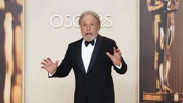 Billy Crystal posa en la sala de prensa de los Premios Oscar el domingo 2 de marzo de 2025 en el Teatro Dolby de Los Ángeles. (Foto, Jordan Strauss/Invision/AP)