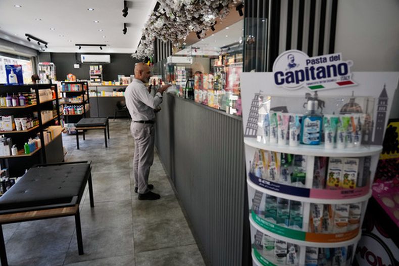 Un hombre recibe sus medicamentos en una farmacia en Teherán, Irán, el 29 de agosto de 2026. (AP Photo/Vahid Salemi)