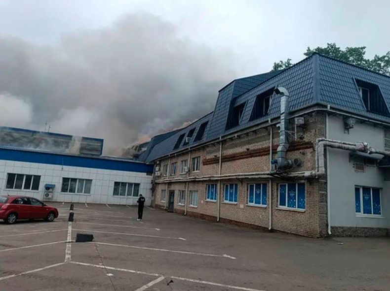 Esta imagen proporcionada por la cuenta oficial de Telegram del gobernador de la región de Moscú, Andrei Vorobyev, se ve humo alzándose de un edificio dañado tras un ataque ucraniano con drones a las afueras de Moscú, el jueves 18 de junio de 2026. (Cuenta oficial de Telegram del gobernador de la región de Moscú, Andrei Vorobyevchannel via AP)