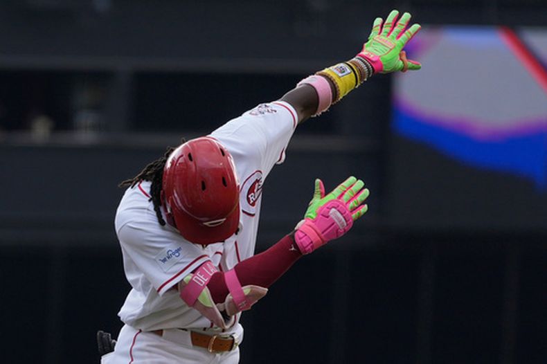 El campocorto de los Rojos de Cincinnati, Elly De La Cruz, celebra mientras recorre las bases tras conectar un jonrón solitario durante la primera entrada de un partido de béisbol contra los Atléticos en Cincinnati, el jueves 6 de agosto de 2026. (Foto AP/Carolyn Kaster)
