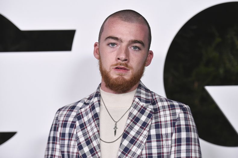 ARCHIVO - Angus Cloud asiste a la Fiesta de Hombres del Año 2021 de GQ en The West Hollywood el jueves, 18 de noviembre de 2021, en West Hollywood, California. Cloud, el actor que interpretó al vendedor de drogas Fezco Fez ONeill en la serie Euphoria de HBO ha fallecido. Tenía 25 años. La publicista de Cloud, Cait Bailey, dijo que Cloud murió el lunes en la casa de su familia en Oakland, California. No se informó la causa de muerte. (Por Richard Shotwell/Invision/AP, archivo)