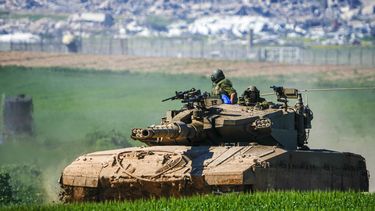 Soldados israelíes conducen un tanque en la frontera con la Franja de Gaza el domingo 11 de febrero de 2024, vistos desde el sur de Israel. (AP Foto/Ariel Schalit)