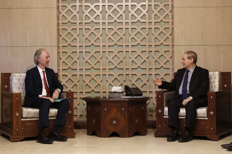 El enviado especial de la ONU para Siria, Geir Pedersen, izquierda, se reúne con el ministro sirio de Exteriores, Faisal Mekdad, en Damasco, el domingo 10 de septiembre de 2023. (Foto AP/Omar Sanadiki)