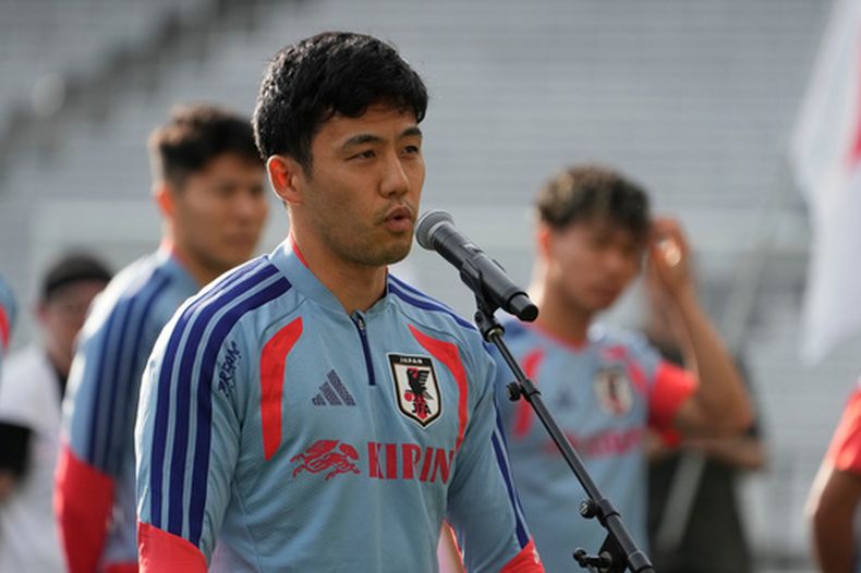Waruru Endo, de la selección japonesa, habla con aficionados antes de un entrenamiento, el lunes 8 de junio de 2026 en Nashville, Tennessee (AP Foto/George Walker IV)