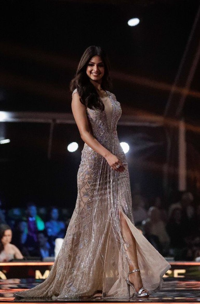 Harnaaz Sandhu de India participa en el escenario del vestido de noche. Foto: AP Photo/Ariel Schalit