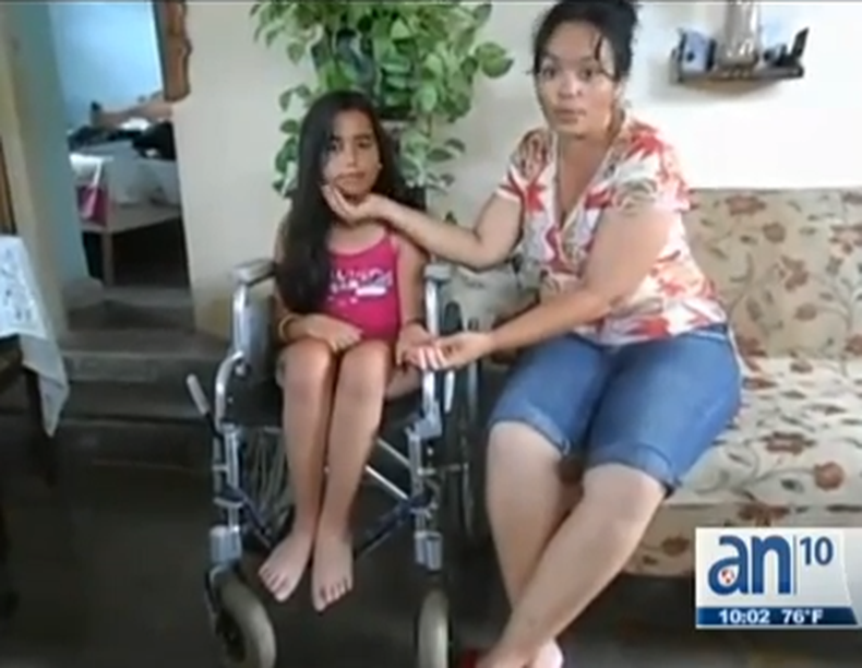 Emotivo mensaje de niña cubana en silla de ruedas pidiendo ayuda desde Cuba. El régimen asegura que es una potencia médica no ha hecho nada por ella.