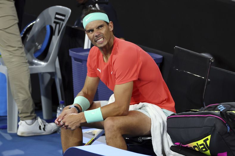 Rafael Nadal durante el partido de cuartos de final ante el australiano Jordan Thompson en el torneo de Brisbane, el viernes 5 de enero de 2024. (AP Foto/Tertius Pickard)