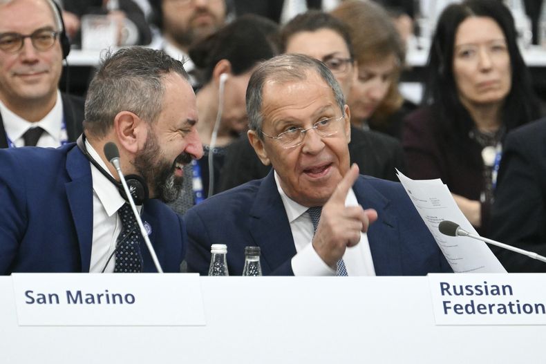 El ministro ruso de Exteriores, Sergei Lavrov (derecha), charla con el secretario de Exteriores de San Marino, Luca Beccari, durante una sesión plenaria de la 31ra cumbre ministerial de la Organización para la Seguridad y la Cooperación en Europa (OSCE), en TaQali, Malta, el 5 de diciembre de 2024. (Alberto Pizzoli/Pool Foto vía AP)