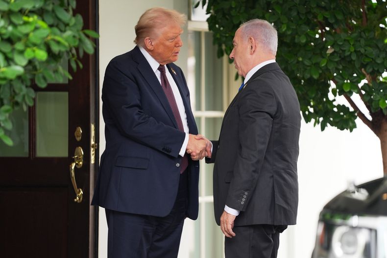 El presidente estadounidense Donald Trump, izquierda, saluda al primer ministro israelí Benjamin Netanyahu en la Casa Blanca, el lunes 29 de septiembre de 2025, en Washington. (AP Foto/Evan Vucci)