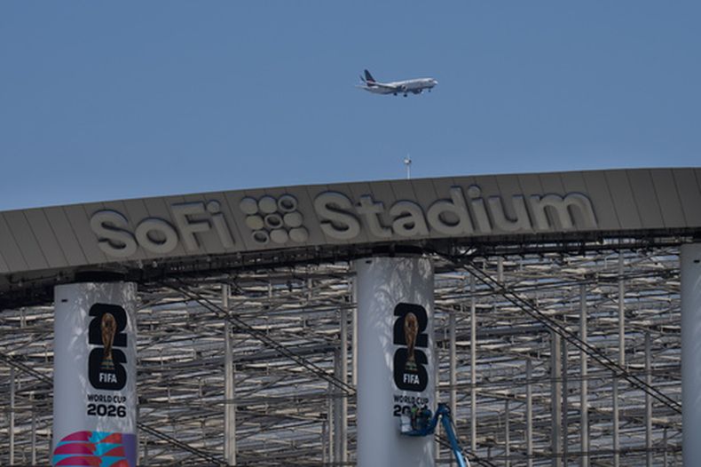 Un jet vuela por encima del SoFi Stadium, sede de la Copa Mundial de fútbol, el viernes 5 de junio de 2026, en Inglewood, California. (AP Foto/Jae C. Hong)