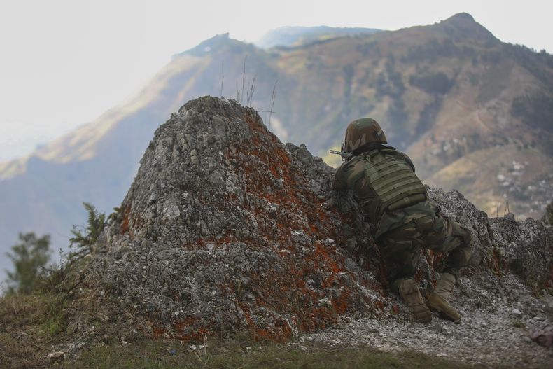 Un soldado participa en un operativo antipandillas en el vecindario Kenscoff, el lunes 3 de febrero de 2025, en Puerto Príncipe. (AP Foto/Odelyn Joseph)