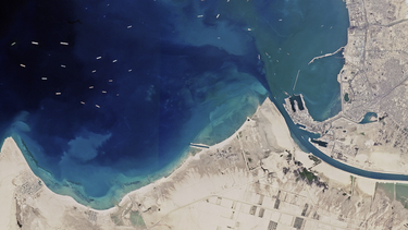captan desde el espacio el alcance real del atasco causado por el carguero varado en el canal de suez