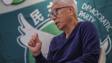 Yeung Sum, miembro fundador del Partido Democrático, durante una entrevista en las oficinas de la formación en Prince Edward, Hong Kong, el 2 de abril de 2025. (AP Foto/May James)