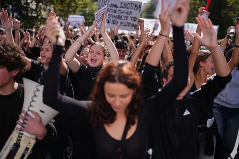 Manifestantes participan en una protesta para exigir más recursos a la educación, en Atenas, Grecia, el 21 de octubre del 2026. (AP foto/Petros Giannakouris)