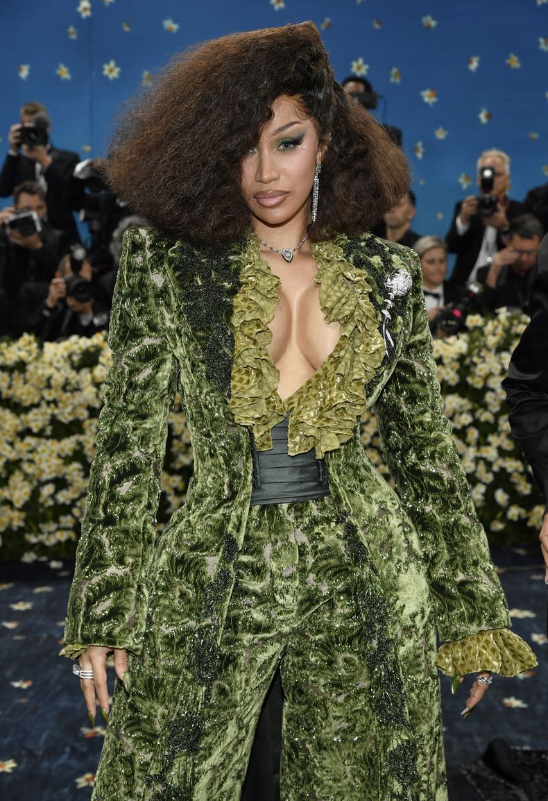 Cardi B asiste a la gala benéfica del Instituto del Vestido del Museo Metropolitano de Arte que celebra la inauguración de la exposición Superfine: Tailoring Black Style el lunes 5 de mayo de 2025, en Nueva York. (Foto Evan Agostini/Invision/AP)