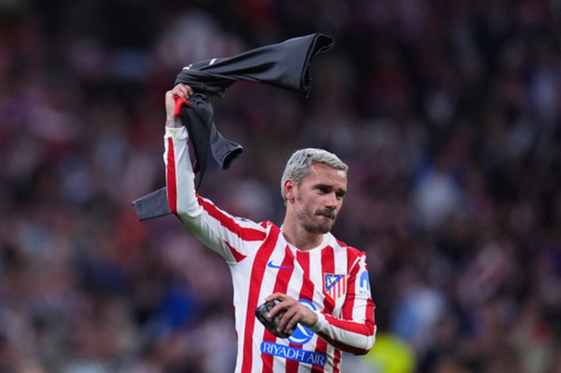Antoine Griezmann del Atlético de Madrid celebra al final del encuentro de vuelta de los cuartos de final de la Liga de Campeones ante el Barcelona el martes 14 de abril del 2026. (AP Foto/Manu Fernandez)