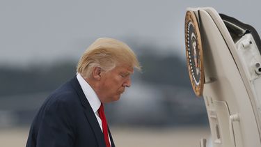 Presidente Trump reenvía tuit que lo califica de “fascista”