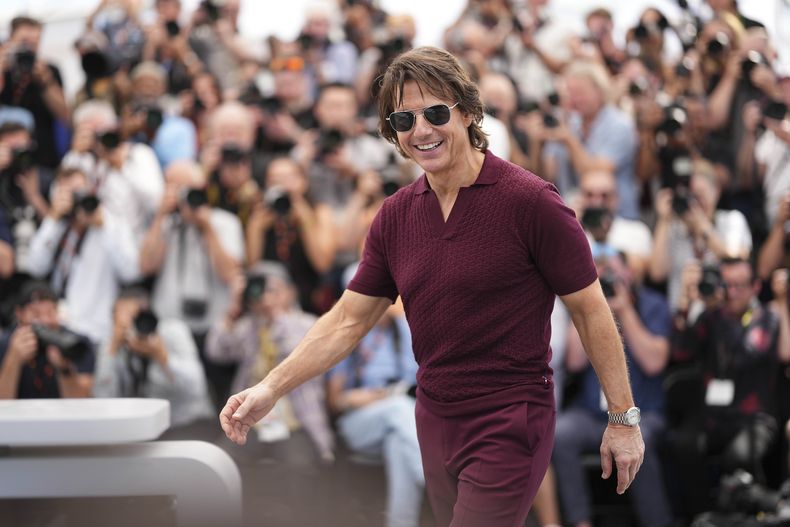 Tom Cruise posa para la prensa durante la sesión de fotos de la película “Mission: Impossible — Final Reckoning” en el 78º Festival Internacional de Cine, en Cannes, Francia, el miércoles 14 de mayo de 2025. (Foto de Scott A Garfitt/Invision/AP)