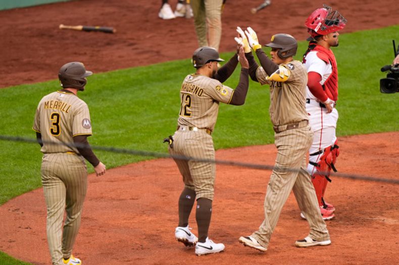 El tercer base de los Padres de San Diego Manny Machado felicitado por el catcher Luis Campusano tras su jonrón de tres carreras en la quinta entrada ante los Medias Rojas de Boston el domingo 5 de abril del 2026. (AP Foto/Robert F. Bukaty)