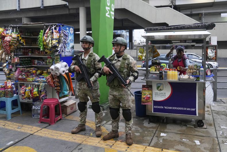 Soldados de guardia en una avenida de Lima, Perú, el miércoles 19 de marzo de 2025, después de que la presidenta Dina Boluarte declarara el estado de emergencia en la capital y desplegara tropas para ayudar a la policía a combatir un repunte de violencia. (Foto AP/Martín Mejía)