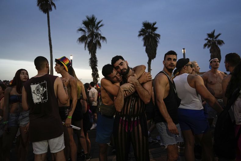 Gente participa del Desfile de Orgullo anual en Tel Aviv, Israel, jueves 8 de junio de 2023. (AP Foto/Ohad Zwigenberg)