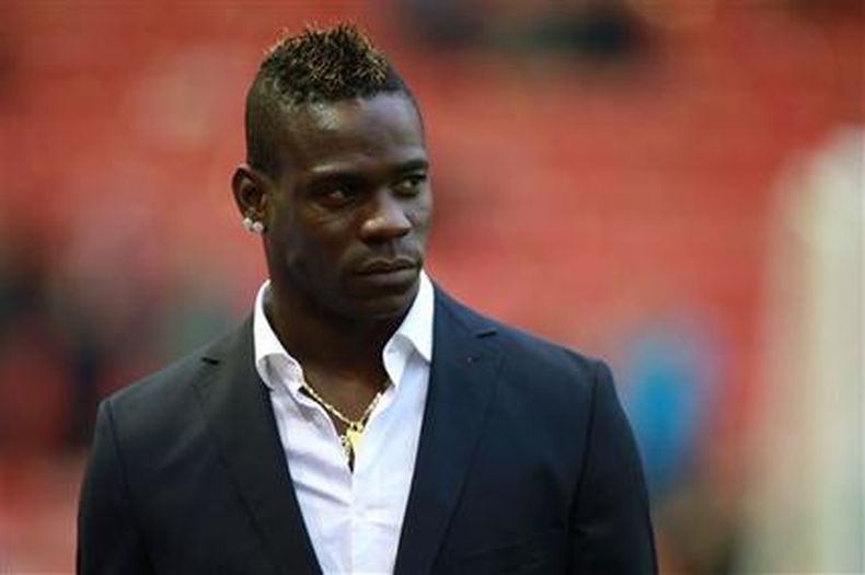 La Asociación de Fútbol inglesa (FA) radicó cargos contra el delantero del Liverpool, Mario Balotelli, por publicar un mensaje en redes sociales que fue considerado racista y antisemita.