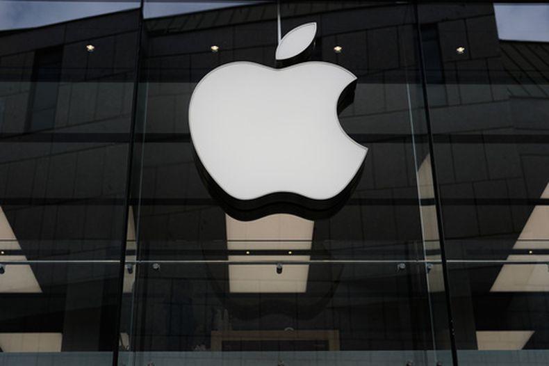 El logo de Apple en una tienda de la marca en Munich, el 2 de abril de 2026. (Foto AP/Matthias Schrader, Archivo)