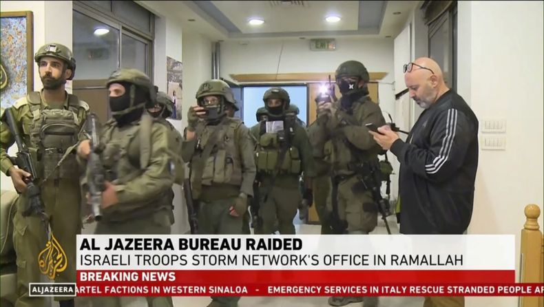 Esta imagen tomada de un video y proporcionada por Al Jazeera English muestra tropas israelíes allanando su oficina en Ramala, Cisjordania, el domingo 22 de septiembre de 2024. (Al Jazeera via AP)