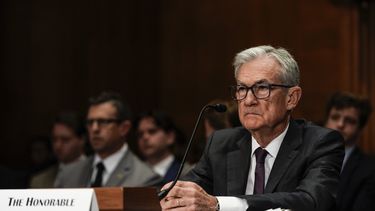 El presidente del Consejo de Administración de la Reserva Federal de Estados Unidos, Jerome Powell, escucha durante una audiencia del Comité Bancario del Senado, el miércoles 25 de junio de 2025 en el Capitolio, Washington. (AP Foto/Julia Demaree Nikhinson)