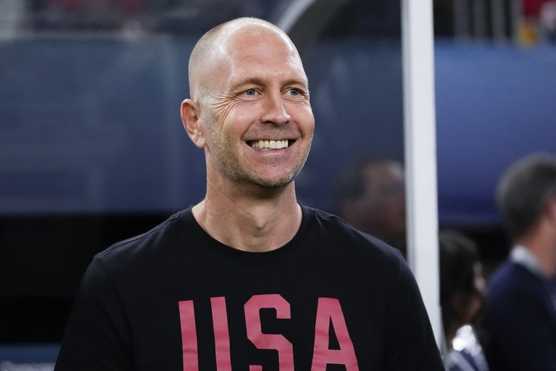 ARCHIVO - El técnico de Estados Unidos sonríe previo a la final contra México en la Liga de Naciones de la CONCACAF, el 24 de marzo de 2024, en Arlington, Texas. (AP Foto/Tony Gutiérrez )