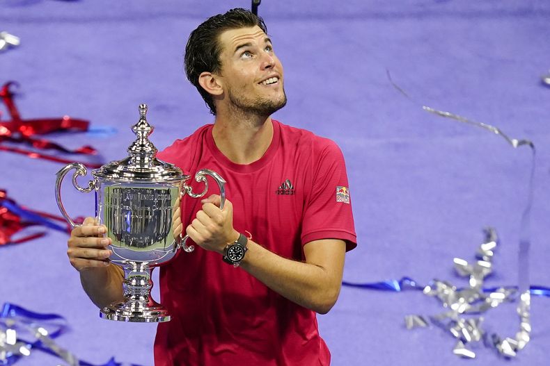 ARCHIVO - Foto del 13 de septiembre del 2020, el austriaco Dominic Thiem sostiene el trofeo tras ganar el U.S. Open al vencer a Alexander Zverev. El viernes 10 de mayo del 2024, Thiem anuncia que se retirará al final de la temporada. (AP Foto/Seth Wenig, Archivo)