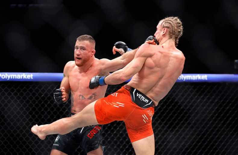 Justin Gaethje (izquierda) conecta un golpe sobre Paddy Pimblett en la función UFC 324 de artes marciales mixtas, realizada en Las Vegas el sábado 24 de enero de 2026 (AP Foto/Steve Marcus)