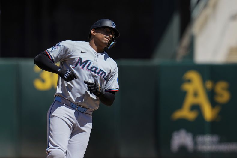 El panameño de los Marlins de Miami Christian Bethancourt reacciona luego de impactar un doblete remolcador ante los Atléticos de Oakland durante la sexta entrada del juego de béisbol, el domingo 5 de mayo de 2024, en Oakland, California. (AP Foto/Godofredo A. Vásquez)