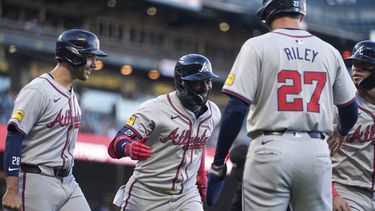 Michael Harris II (centro) festeja con sus compañeros de los Bravos de Atlanta, luego de conectar un grand slam en el juego ante los Gigantes de San Francisco, el miércoles 14 de agosto de 2024 (AP Foto/Godofredo A. Vásquez)