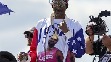 ARCHIVO - El artista estadounidense Snoop Dogg hace gestos durante las finales de skate parque masculino en los Juegos Olímpicos de Verano de 2024, el 7 de agosto de 2024, en París, Francia. (Foto AP/Frank Franklin II, archivo)