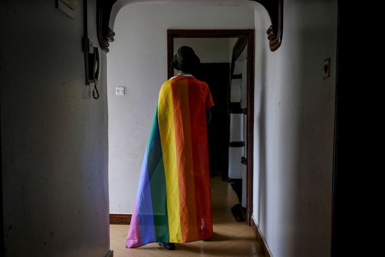 En esta imagen de archivo, un hombre ugandés homosexual posa para una fotografía cubierto con una bandera del orgullo gay, en Uganda, el 25 de marzo de 2023. (AP Photo, archivo)