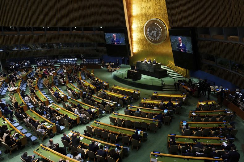 El primer ministro de Canadá, Mark Carney, ofrece un discurso durante una conferencia internacional de alto nivel sobre la ubicación pacífica de los palestinos y la implementación de una solución de dos estados durante la Asamblea General de Naciones Unidas, en la sede de la ONU el lunes 22 de septiembre de 2025. (Sean Kilpatrick/The Canadian Press via AP)