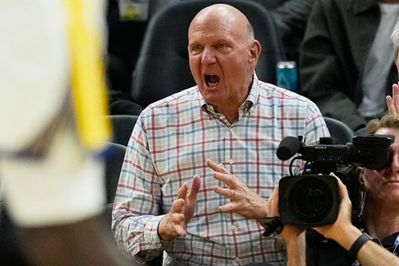 ARCHIVO - Foto del 28 de octubre del 2025, el dueño de los Clippers de Los Ángeles Steve Ballmer en el encuentro ante los Warriors de Golden State. (AP Foto/Jeff Chiu, Archivo)