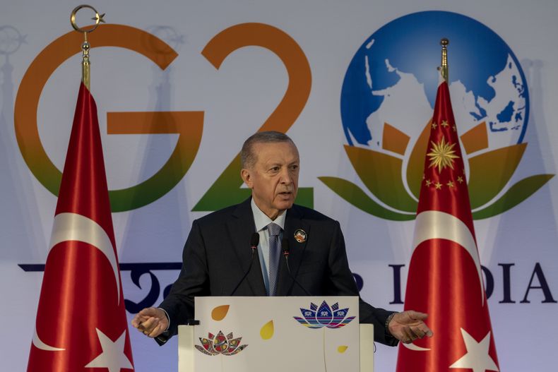 El presidente turco Recep Tayyip Erdogan ofrece una conferencia de prensa al final de la cumbre del G20 en Nueva Delhi, India, el domingo 10 de septiembre de 2023. (AP Foto/Dar Yasin)
