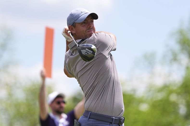El norirlandés Rory McIlroy realiza un golpe hacia el hoyo 4 en la prmera ronda del Truist Championship en Flourtown, el jueves 8 de mayo de 2025 (AP Foto/Matt Rourke)