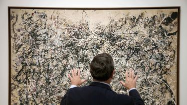 ARCHIVO - David Brenneman, director de colecciones y exposiciones del High Museum, habla sobre la pintura de Jackson Pollock Number 1A, exhibida como parte de una exposición en Atlanta, el jueves 6 de octubre de 2011. (Foto AP/David Goldman, archivo)