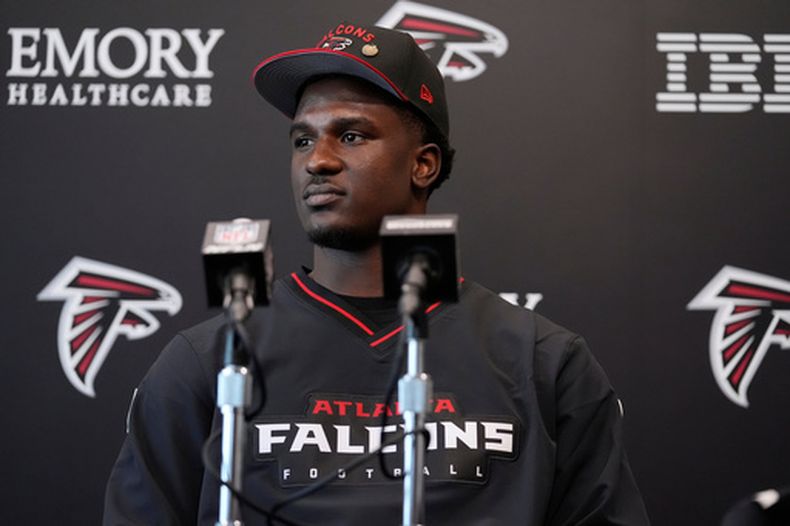 ARCHIVO - James Pearce Jr., de los Falcons de Atlanta, habla en una conferencia de prensa, el viernes 25 de abril de 2025 en Flowery Branch, Georgia (AP Foto/Brynn Anderson, archivo)