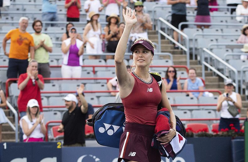 ARCHIVO - Eugenie Bouchard saluda al público tras perder Danielle Collins en el Abierto de Canadá, el 5 de agosto de 2023, en Montreal. (Graham Hughes/The Canadian Press vía AP)