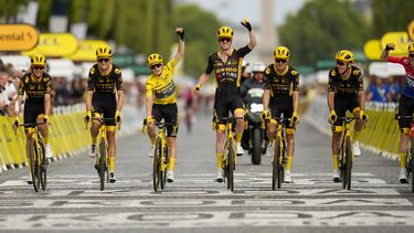 El danés Jonas Vingegaard, con la casaca amarilla de líder general, cruza la meta en la 21ra etapa del Tour de Francia, el domingo 23 de julio de 2023. (AP Foto/Thibault Camus)