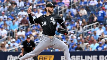 El abridor Medias Blancas de Chicago Sean Burke lanza en la primera entrada ante los Azulejos de Toronto el domingo 19 de julio del 2026. (Jon Blacker/The Canadian Press via AP)