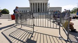 Activistas esperan mientras la Corte Suprema anuncia sus fallos, en el Capitolio, Washington, el viernes 21 de junio de 2024. (AP Foto/J. Scott Applewhite)