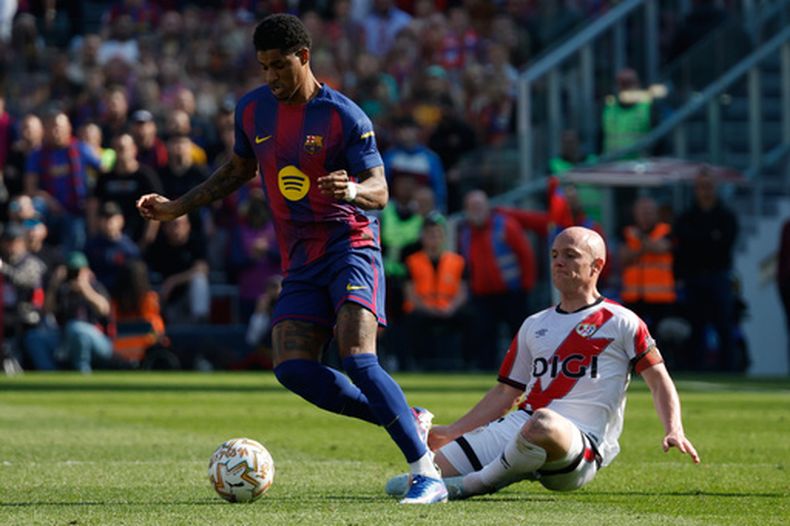 El inglés Marcus Rashford, del Barcelona, en acción frente a el español Isi Palazón, del Rayo, durante un juego de fútbol de La Liga entre el Barcelona y el Rayo Vallecano en Barcelona, España, el domingo 22 de marzo de 2026. (Foto AP/Joan Monfort)